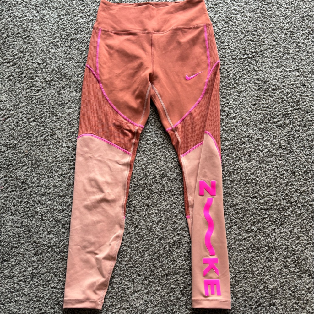 Nike women’s Two-Tone Pink Leggings